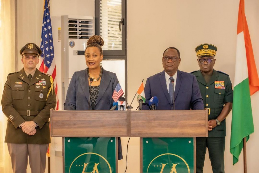 Abidjan et la Garde nationale de Pennsylvanie signent un accord en présence de Téné Birahima Ouattara et Jessica Davis Ba Abidjan et la Garde nationale de Pennsylvanie signent un accord en présence de Téné Birahima Ouattara et Jessica Davis Ba